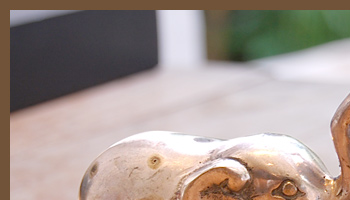 鼻をもたげた小さくてかわいい象のオブジェ。