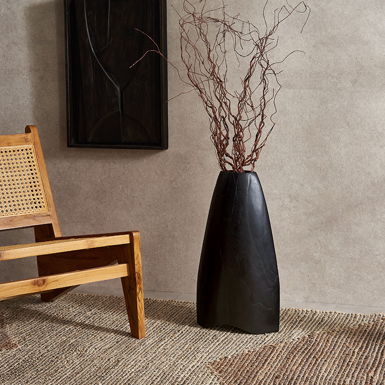 チークの木目が美しい木彫りのドライフラワーベース