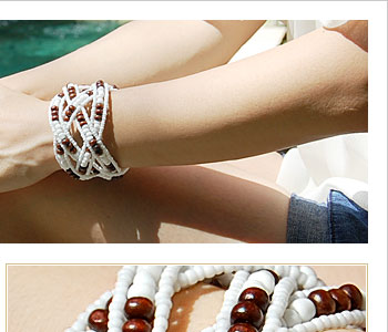 バリ島の職人がひとつひとつ丁寧に敷き詰めたビーズは存在感があり、木製のビーズもアクセントになっています。