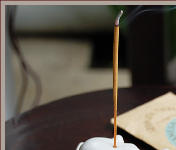 バリ島の独特の雰囲気漂うお香立て。