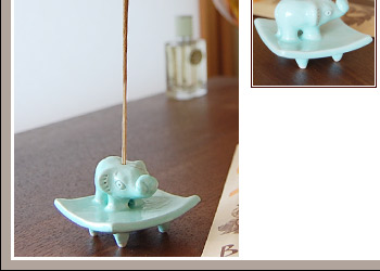 小さなゾウと一体になっている台座の四角いトレイは安定感があり、コケないように作られています。