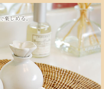 プルメリアをモチーフにした陶器で出来たアロマオイルボトル