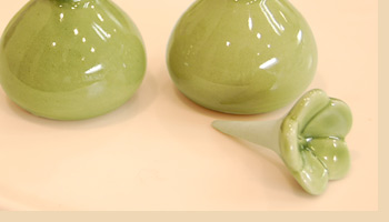 カラーもホワイト・グリーンと２色ご用意しておりますので、シーンや気分によって使い分け出来ます。