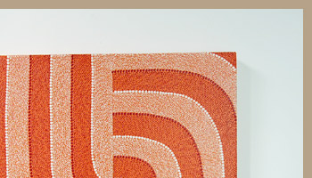 バリ島の在住のイタリア人デザイナーが描いたドットペインティングアートはその独創性から放たれる存在感で見るものの足を止めて、アートの世界に引きずり込むほどのパワーを持っています。