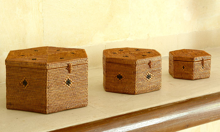 アタで編まれた六角形のフタ付き小物入れケース[L]