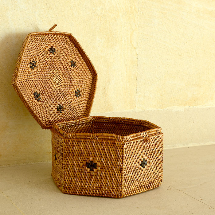 アタで編まれた六角形のフタ付き小物入れケース[M]