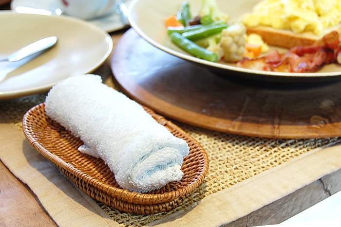 アジアントレイ、バリ島のおしぼりトレイ、天然素材、ナチュラルテイスト、アジアンテーブルウェアー、バリ島のテーブルウェアー、アジアンキッチン雑貨、バリ島のキッチン雑貨、アタ製おしぼりトレイ、アタ編みおしぼりトレイ