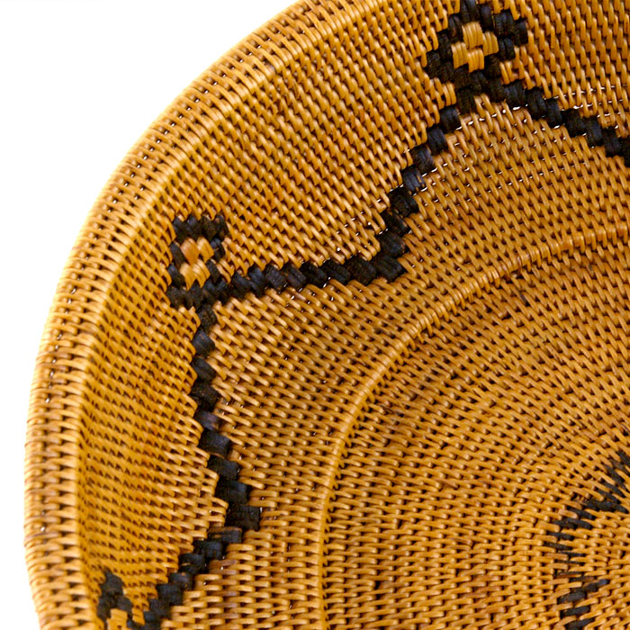 アタで編まれた円形の果物かご