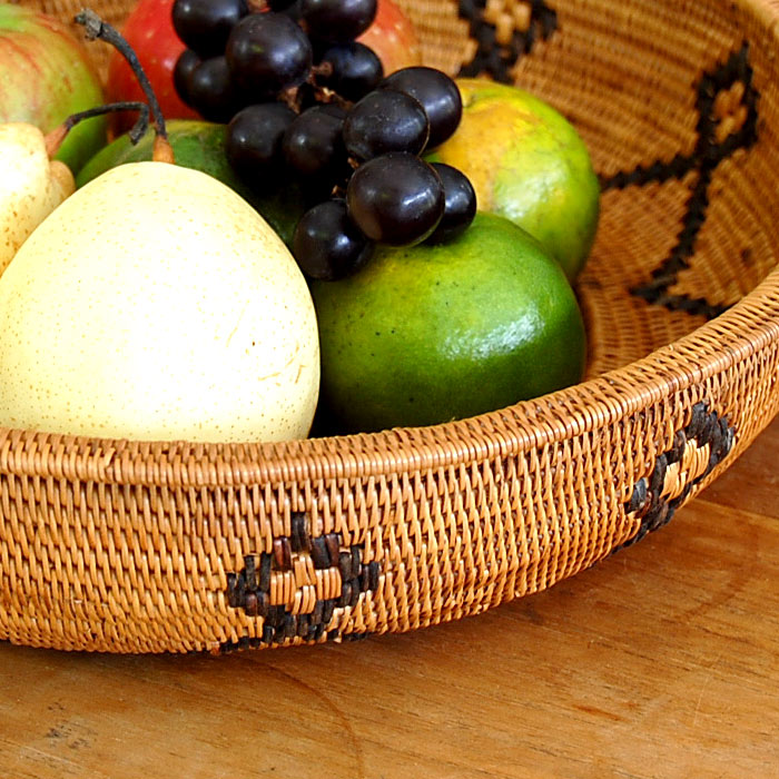 アタで編まれた円形の果物かご