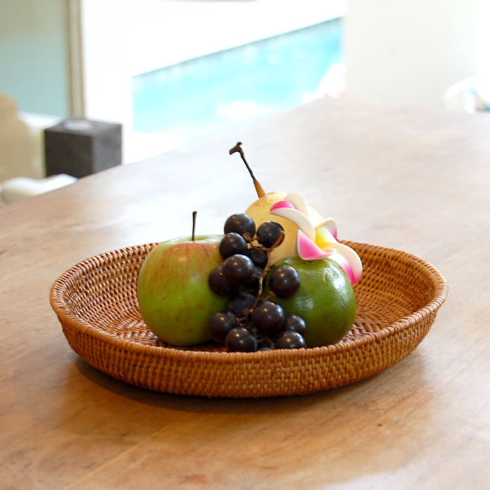 アタで編まれた円形トレイ型バスケット