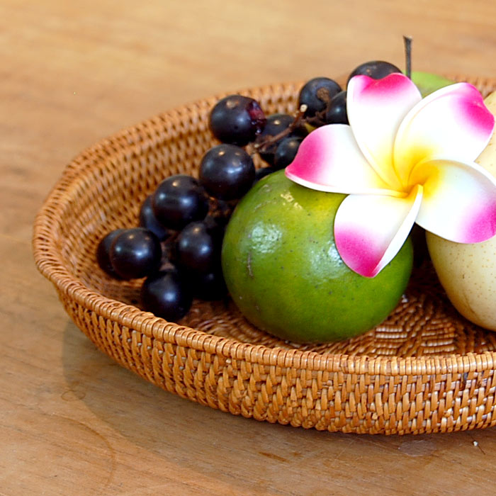 アタで編まれた円形トレイ型バスケット