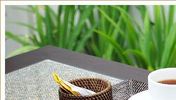 テーブル周りを綺麗に収納できる小物入れ。