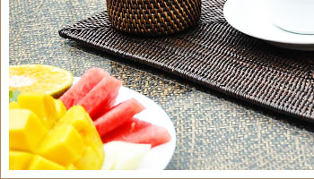 ちょっとした調味料やティーパックなどこの小物入れにまとめておけば探す手間も省けますし、なによりキッチンやテーブルが綺麗に片付きます。