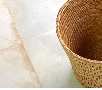 二つ編みで作られたダストボックス。