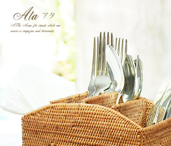 アタで編まれた可愛い柄付きアーチ型4分割収納ケース。