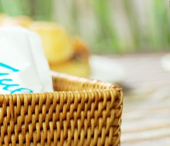 アタ製品は全てバリ島の職人の手で編みあげた温もりたっぷりの逸品。シンプルな形ですが、