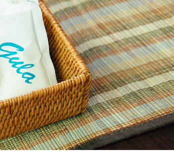 シンプルでマルチに使えるアタで編まれた小物入れケースは編み目が綺麗で優しい雰囲気。