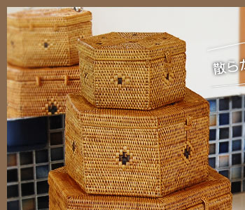 散らかる小物はこれで解決♪アタで編まれた六角形の小物入れバスケット