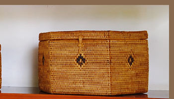 編み目が綺麗なアタ製のバスケットは職人がひとつひとつ丁寧に編みあげています。バスケットに関してはアタの量が多いため一つ作り上げるのに一週間ほどかかります。