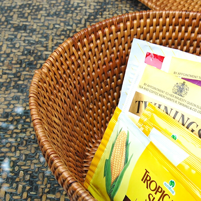 アタで編まれた楕円形のキャンディバスケット