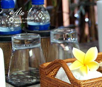 バリ島のアタで編まれた取っ手付き小物入れバスケットトレイ。バリ島の人気素材『アタ』を丁寧に編み込んで作られた小物入れバスケットトレイ。