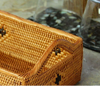 小物の整理にぴったりの大きさのバスケットトレイは、底が深いのがポイント。