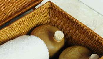 使いやすいサイズのアタ製バスケットは、しっかり収納でき、とっても万能なアイテムなんです。