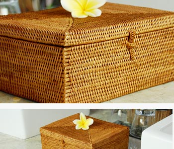 シンプルなデザインのアタ製バスケットは、約W 20 x D 16 x H 9cmと使い勝手のいいサイズ。