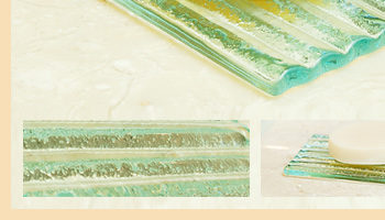 バリの波を思わせるナミナミのデザインは、水切りの役割をして、ソープを長持ちさせてくれます。