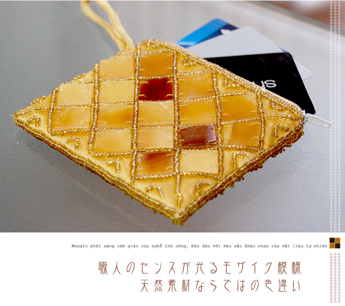 職人のセンスが光るモザイク模様。天然素材ならではの色違い