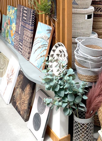 店内に並ぶアジアンリゾートインテリア