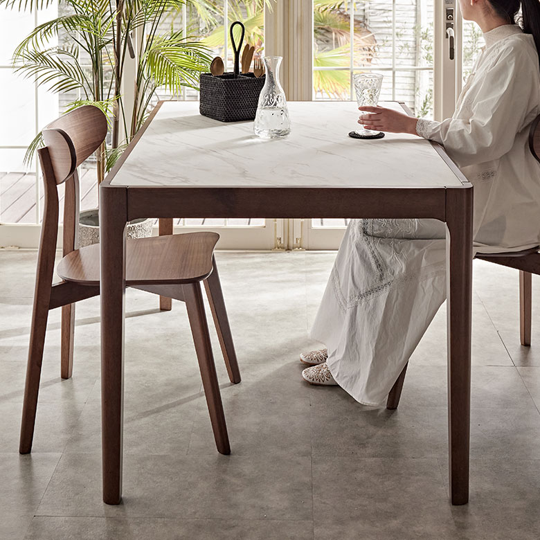 スタイリッシュなストーン調ダイニングテーブル