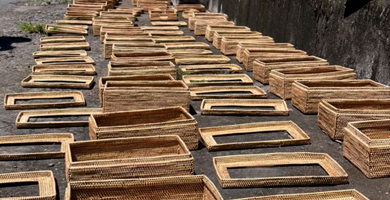 アタ製品を天日干しで乾燥