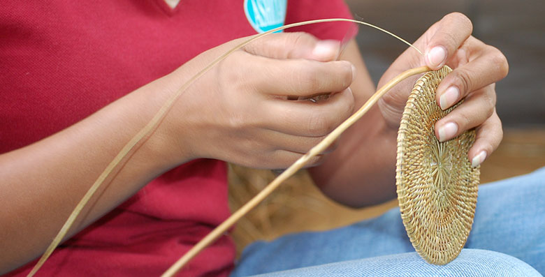 バリのアタ職人さんが手作業で編むアタ製品