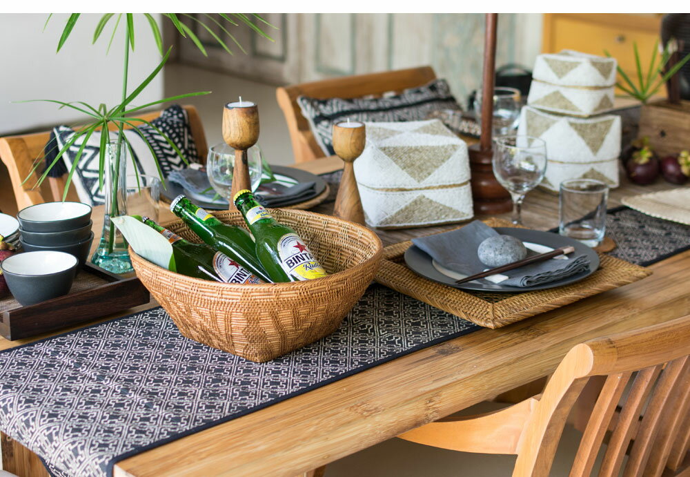 バリ島のアタ・バスケットやテーブルウェアでリゾート感を演出。