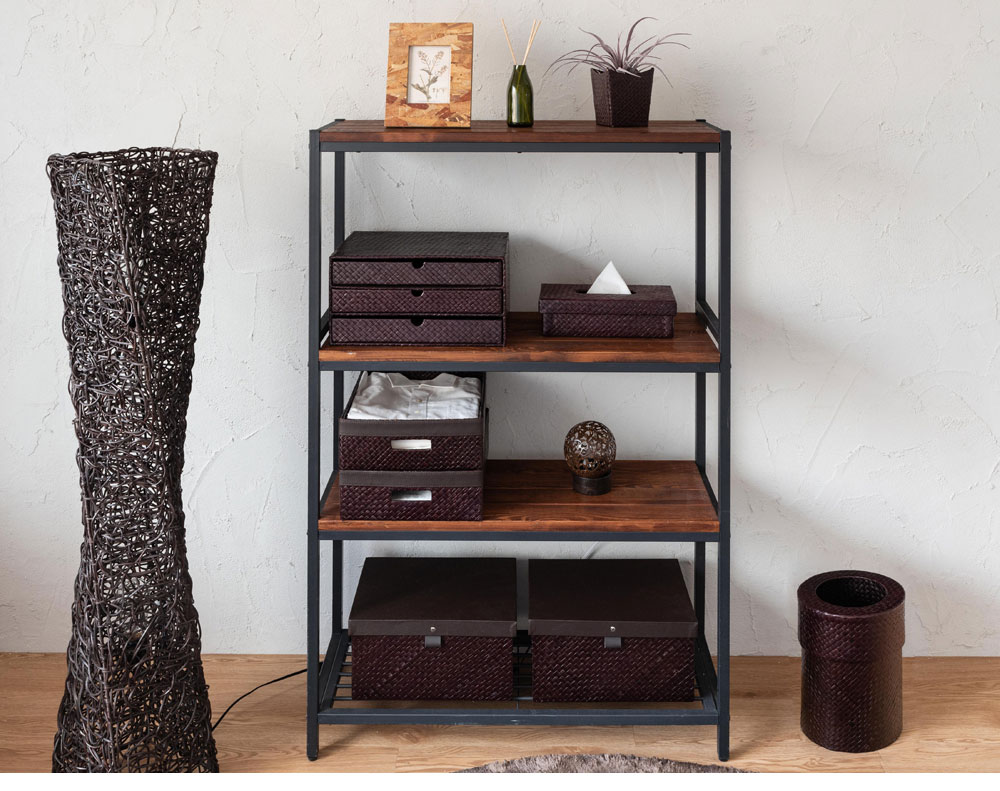 生活感が出がちな収納ケースやゴミ箱は、パンダン素材で揃えて。