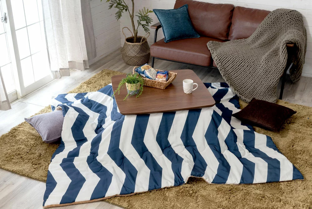 おすすめコーディネート実例。大胆なシェブロン柄！ワンルームでも使えるこたつ。