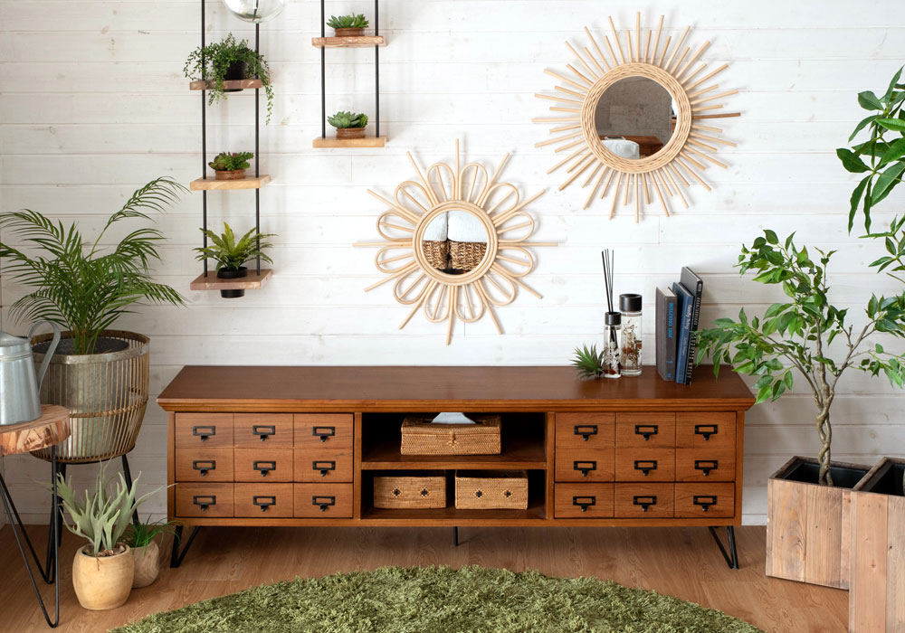 ラタンミラーやウッドプランターで遊び心も忘れずに