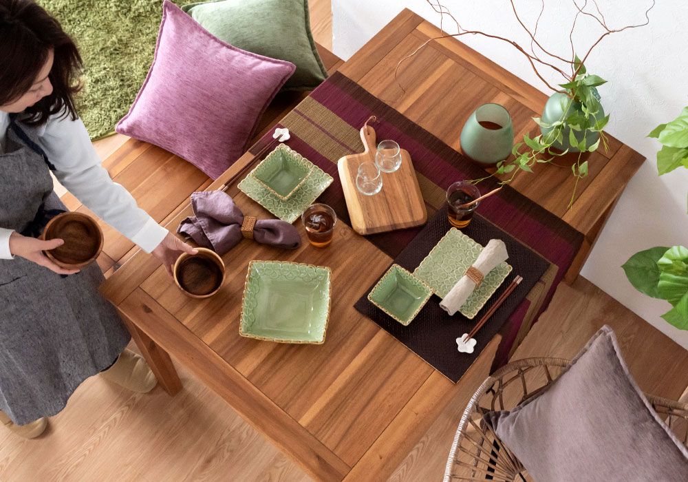 やわらかなグリーンカラーの食器は木製家具と相性抜群