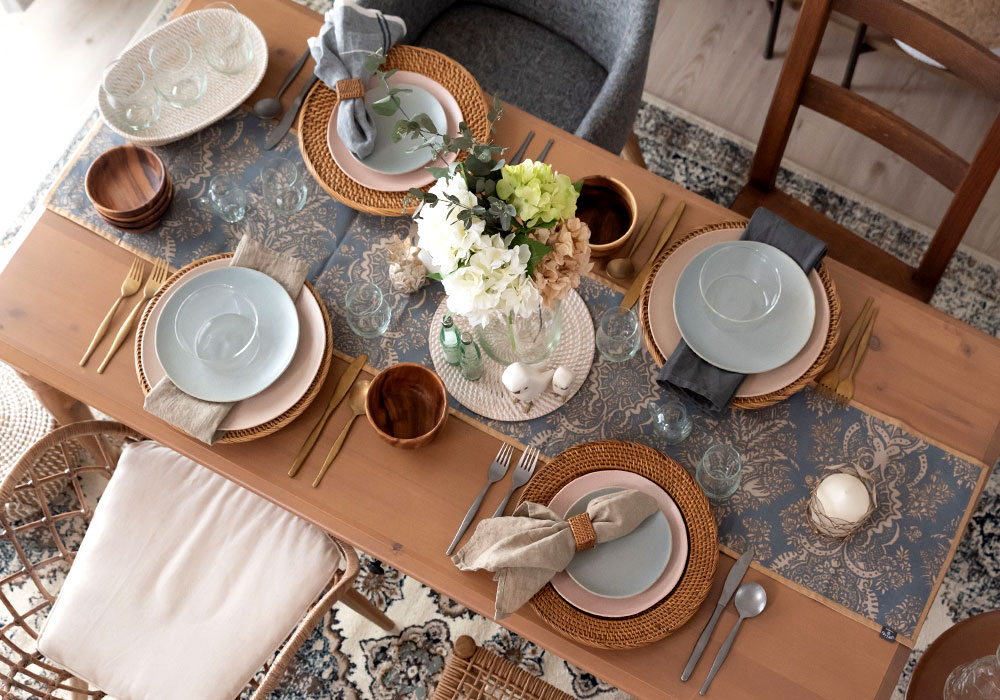 ラタンミラーやウッドプランターで遊び心も忘れずに