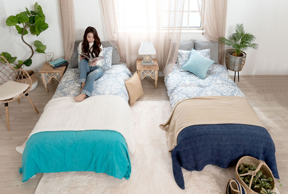 アラベスク柄のベッドカバーや、彫刻が美しいサイドテーブルやスタンド照明