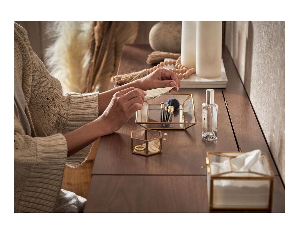 ����ץ�ʥǥ������������줿ʷ�ϵ������Ω�Ƥ롢���饹�ȿ�﫥��꡼��