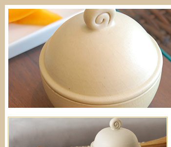 丸いフォルムがかわいい陶器のケース