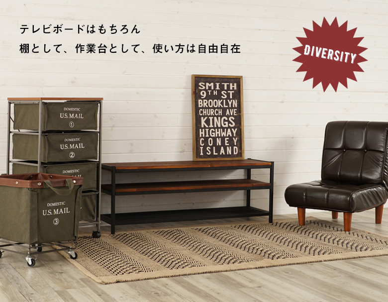 テレビ台はもちろん、棚として、作業台として。