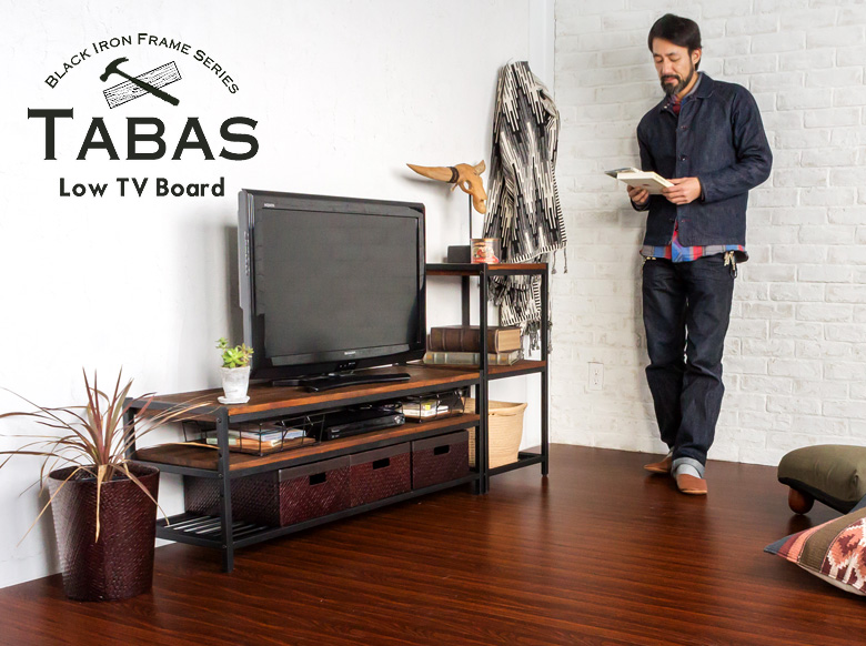 テレビ台はもちろん、棚として、作業台として。