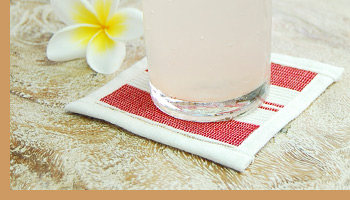 アカールワンギの香りがほのかに香るカラフルなコースターは全て手作りでハンドメイドの温もり感じるアイテムになっております。