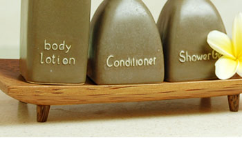 ココナッツの木はとても硬くて丈夫なので長くお使い頂ける素材になっています。また、塗装をしていないので、木の表面の模様をそのまま表現しているので天然のも模様が楽しめます。