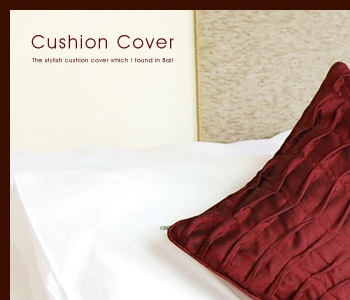 深い赤色が落ち着いた雰囲気のクッションカバー