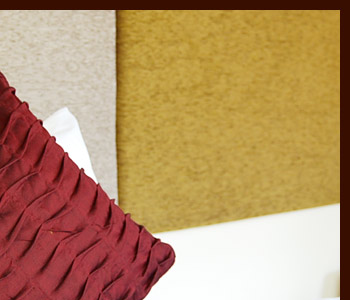 表面の中央部分の生地を台形に縫って立体的なデザインに仕上げたアジアンクッションカバー。