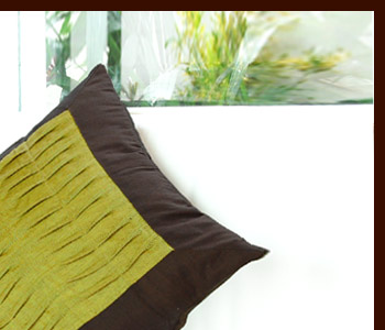 表眼mmの中央部分の生地を台形に縫って立体的なデザインに仕上げたアジアンクッションカバー。